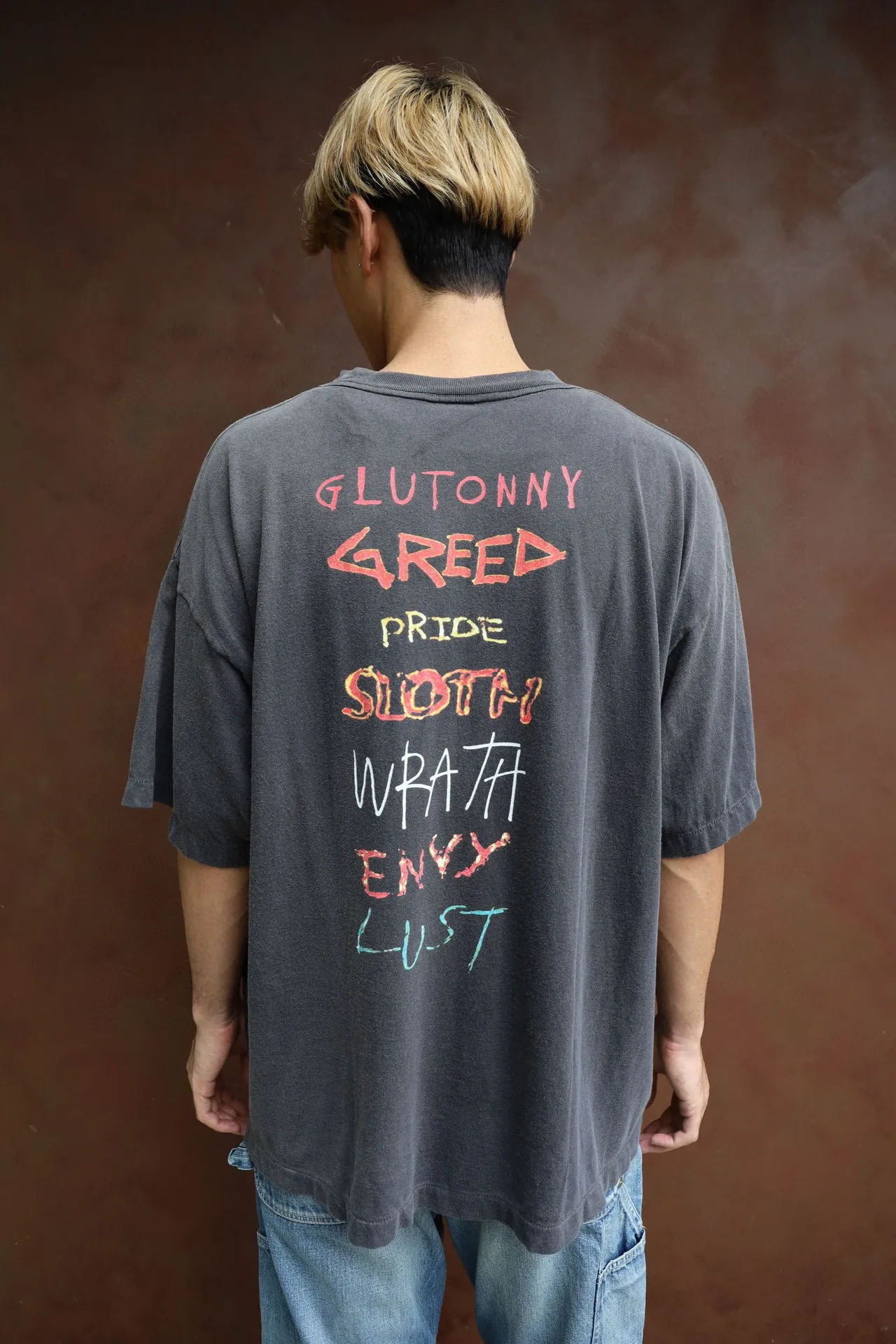 SAINT Mxxxxxx SEVEN DEADLY SS TEE/BLK Phantom SAINT Seven Deadly Sins Printed TEE Washed Black S-XL Look for cylindrical fabrics with no side seams. Don’t buy open width fabrics anymore. It’s boring. Assute garments are dyed. The whole piece is sprayed with Ma Liu. Then spray the heavy parts to fade. The collar and cuffs are frayed. Many hangings are frayed. Accessories are complete. Customized original consistent main mark/wash mark/little angel anti-counterfeiting mark.